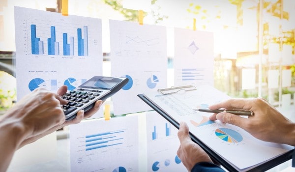 there are many papers in picture